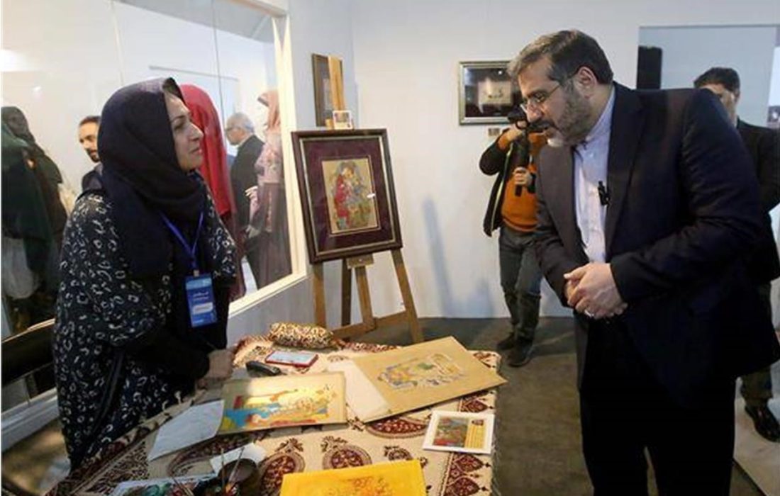 بازدید وزیر فرهنگ از سرای «فرهنگ و هنر» نمایشگاه بانوان تأثیرگذار