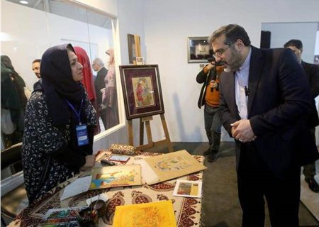 بازدید وزیر فرهنگ از سرای «فرهنگ و هنر» نمایشگاه بانوان تأثیرگذار