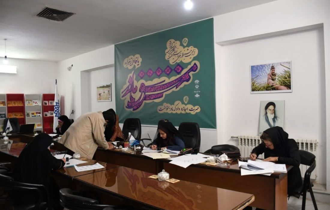 بانوان خوشنویس خراسان جنوبی پای میز مشق مادر