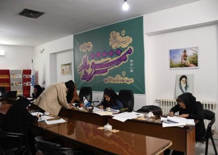 بانوان خوشنویس خراسان جنوبی پای میز مشق مادر