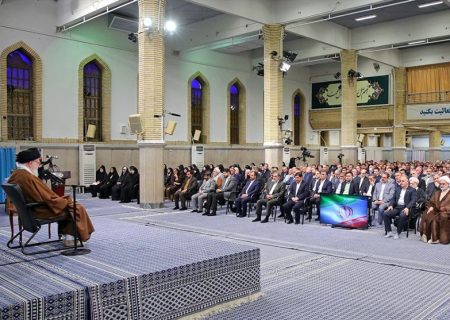 دیدار جمعی از تولیدکنندگان و فعالان اقتصادی با رهبر معظم انقلاب