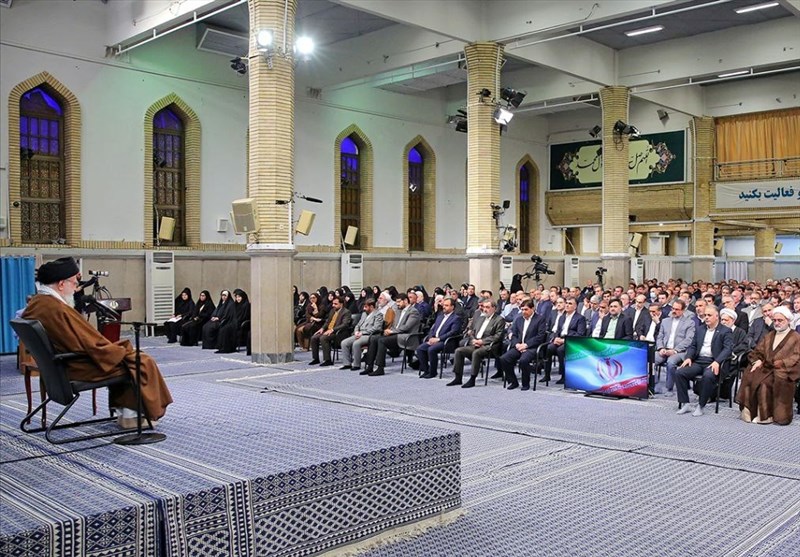 دیدار جمعی از تولیدکنندگان و فعالان اقتصادی با رهبر معظم انقلاب