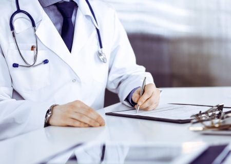 سرانه پزشک در ایران چقدر است/ تاکید بر مراقبین سلامت