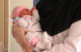 زیاد بغل کردن نوزاد خوب است یا بد؟