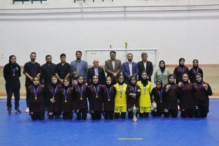 دختران شگفتی سازان جویبار جام را بالای سر بردند